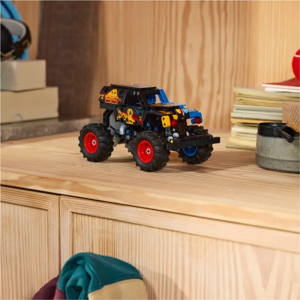 imagen de LEGO® Technic: Monster Jam™ Grave Digger™ fuego y hielo (42219) 6