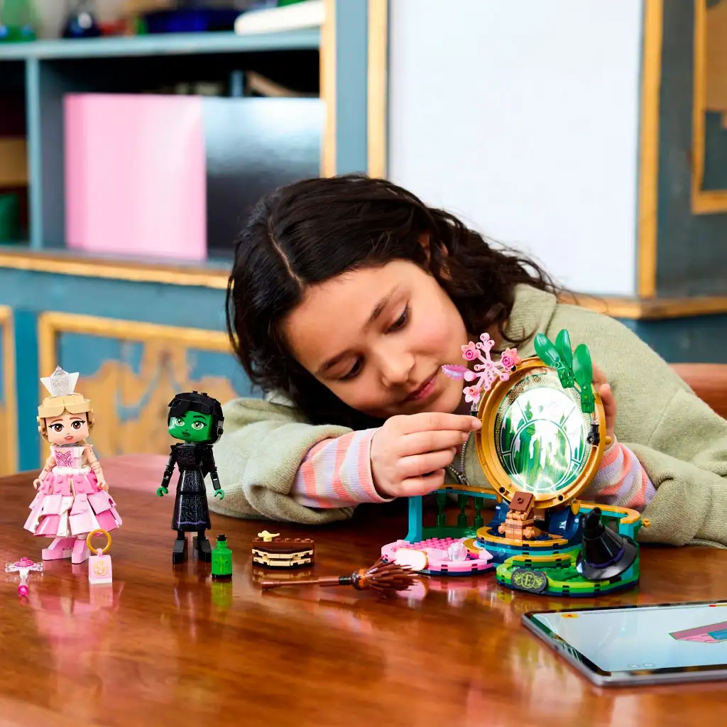 imagen de LEGO® Wicked: figuras de Elphaba y Glinda (75682) 6