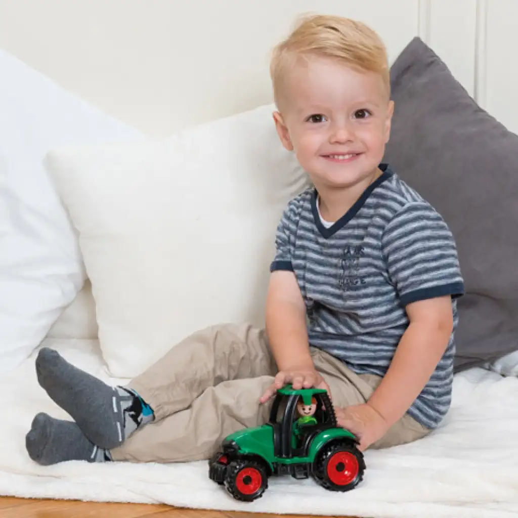 imagen de LENA: Camiónes tractor con figura de 17 cm 4