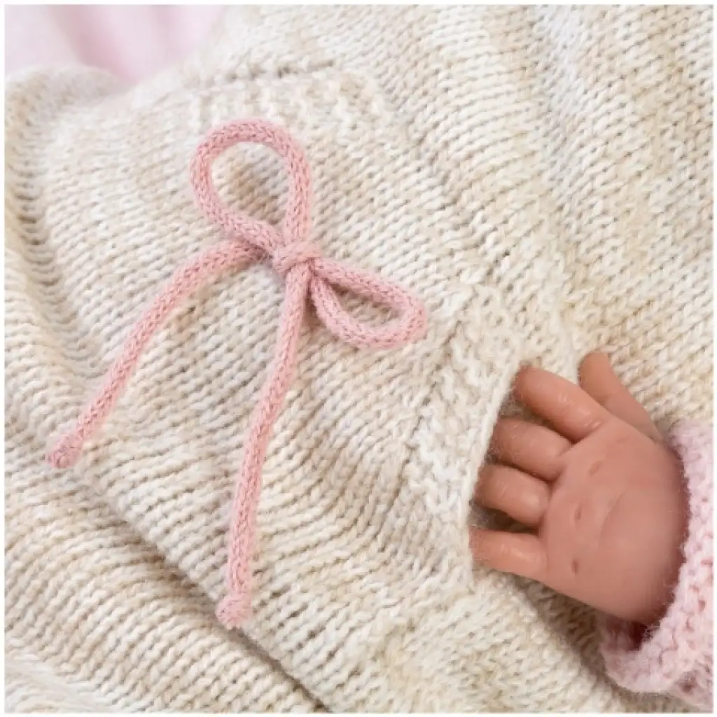 imagen de Llorens: Muñeca recién nacida realista de edición limitada con ropa de borlas de 42 cm 4