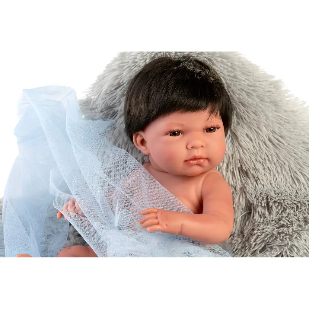 imagen de Llorens: Nico muñeca de 40cm con almohada gris peluda 3