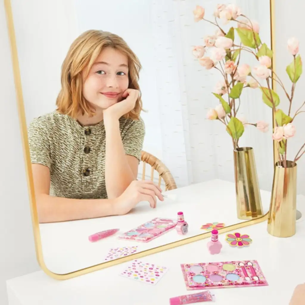 imagen de Make it Real: Blooming Beauty set de maquillaje floral 4