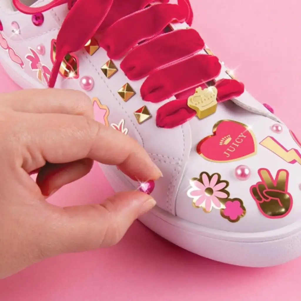 imagen de Make it Real: Juicy Couture -  Set creativo de decoración de zapatos Sticker Chic 3
