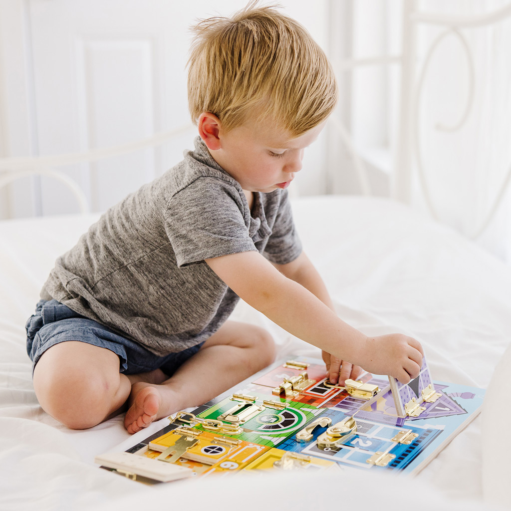 imagen de Melissa&Doug: Tabla de actividades de madera con cerraduras y pestillos - Spin Master 3