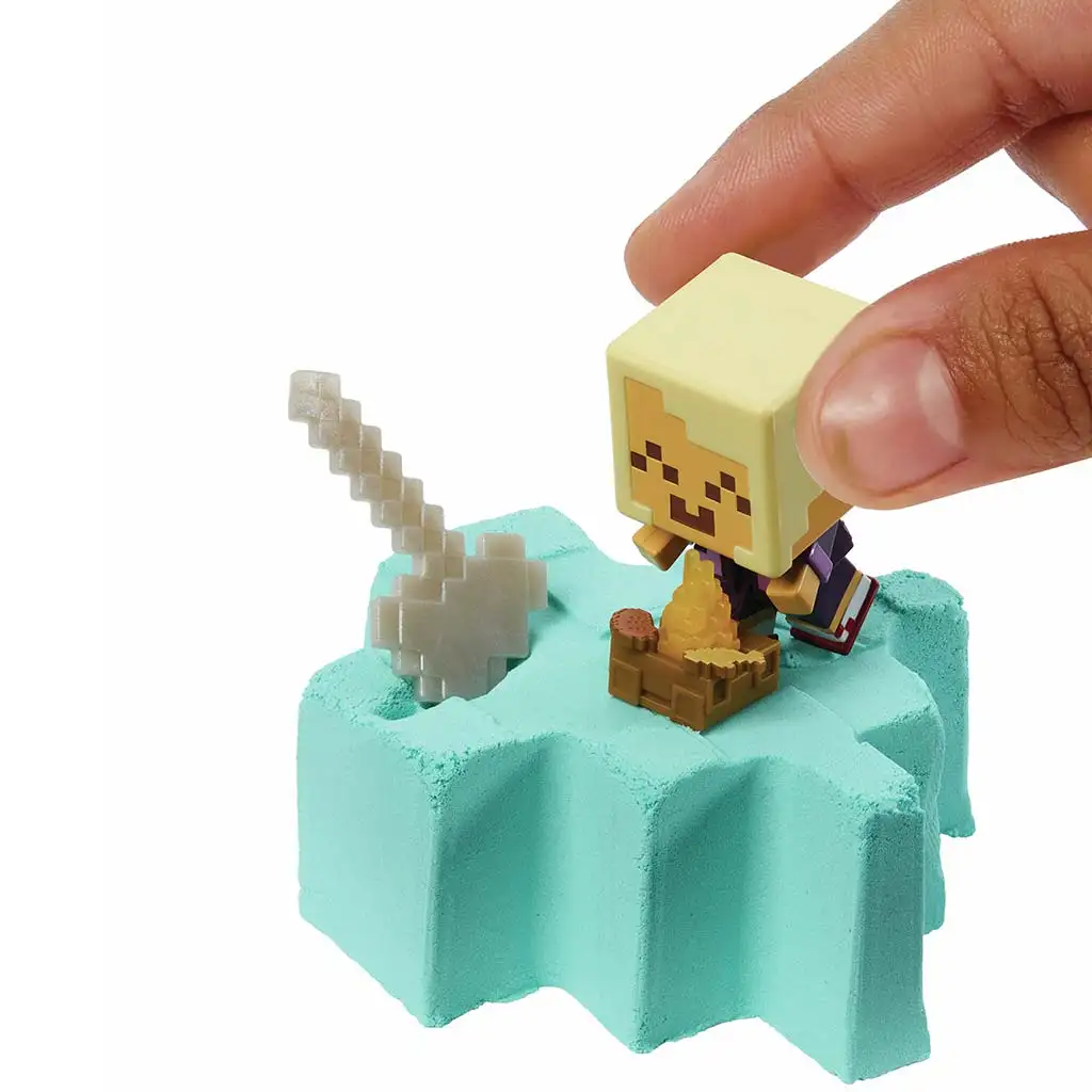imagen de Minecraft: Revelar minifigura de marinero rubio dorado en caja en forma de espada amarilla - Mattel 4
