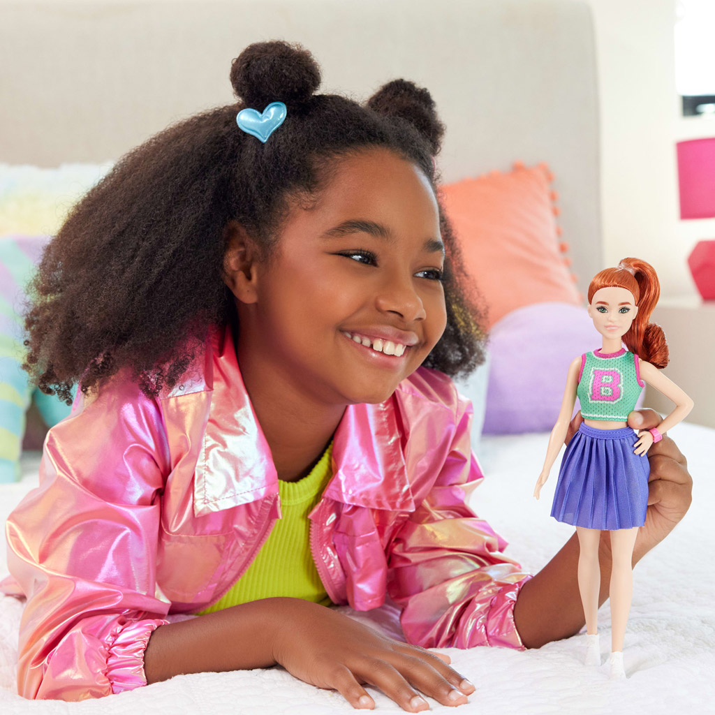imagen de Muñeca Barbie Fashionista estilosa con cabello rojo y falda morada - Mattel 5