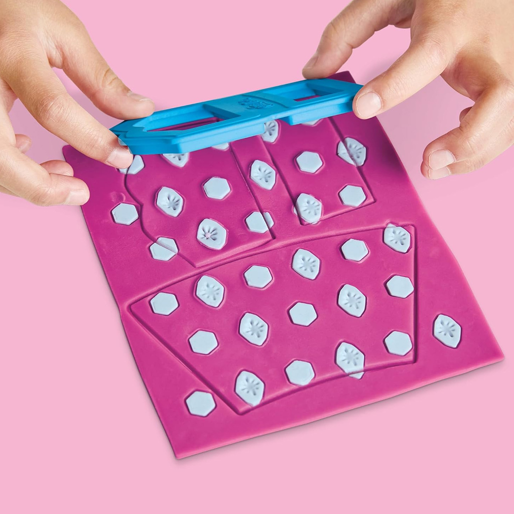 imagen de Play-Doh: Joyería y cintas brillantes de Barbie set de plastilina con muñeca – Hasbro 3