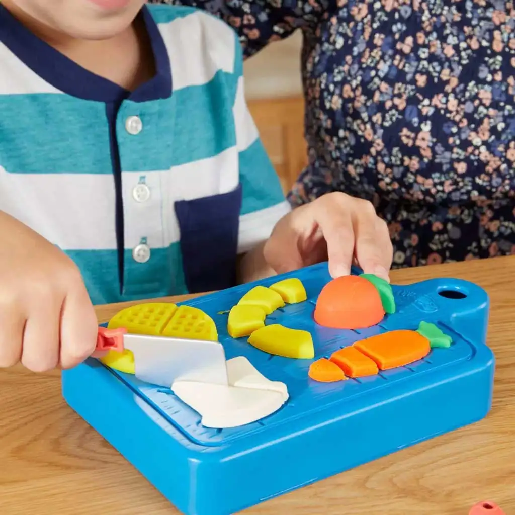 imagen de Play-Doh: Little Chef set de plastilina 5 tarros de plastilina y accesorios 255g - Hasbro 4