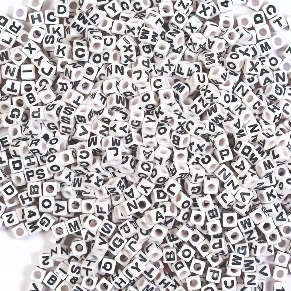 imagen de PlayBox: Conjunto de cuentas blancas y negras con letras de 300 piezas 1