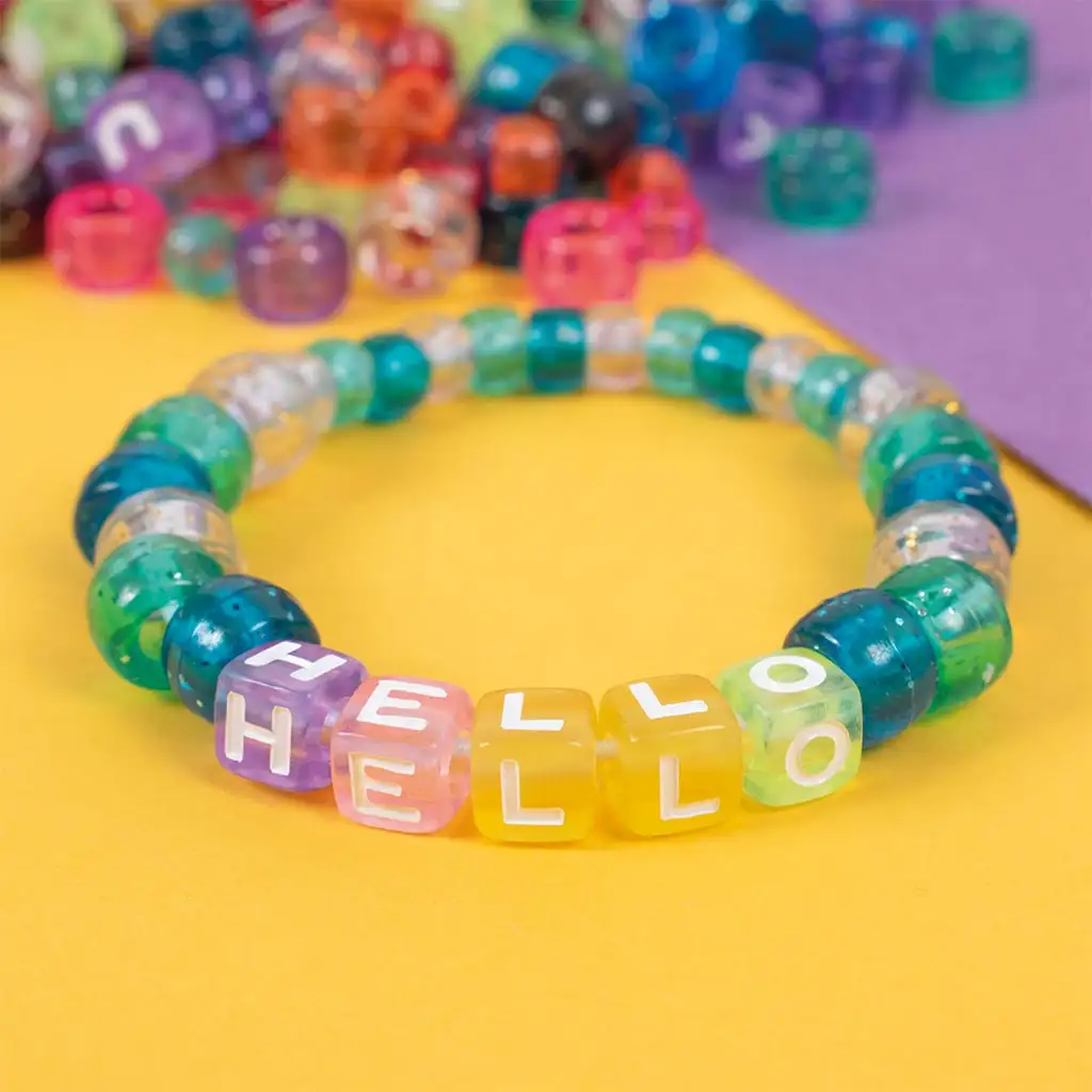 imagen de PlayBox: Conjunto de cuentas coloridas para ensartar en forma de cilindro y cubo ABC de 1000 piezas 4