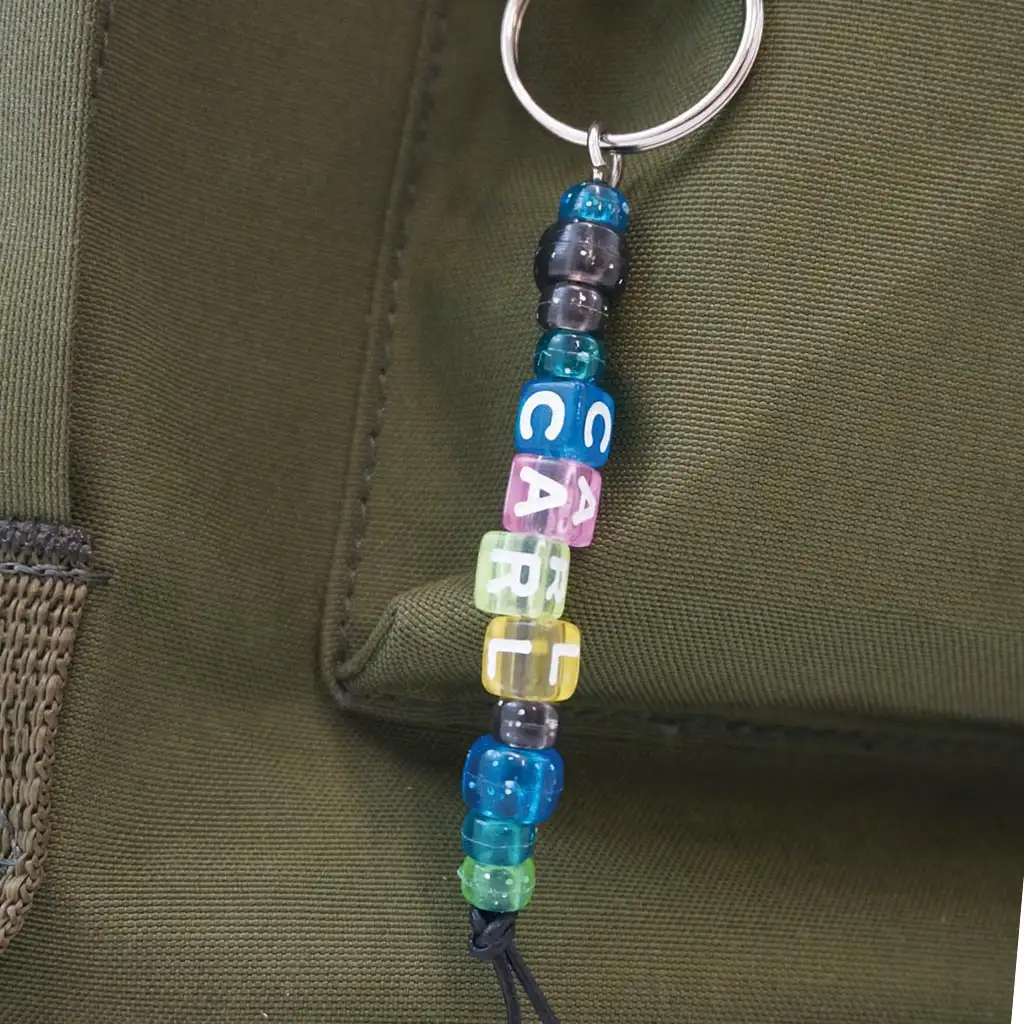 imagen de PlayBox: Conjunto de cuentas coloridas para ensartar en forma de cilindro y cubo ABC de 1000 piezas 5