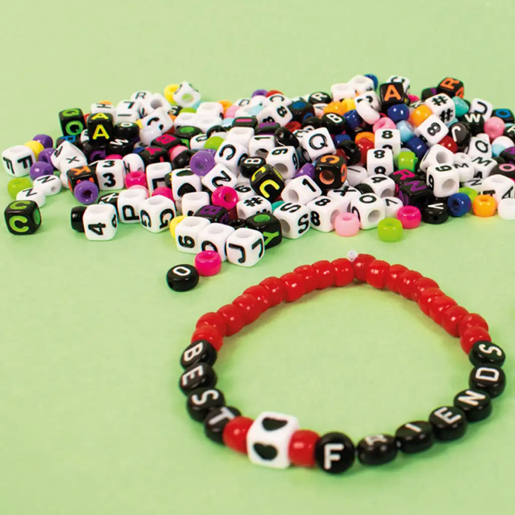 imagen de PlayBox: Conjunto de cuentas de colores con letras y números para ensartar de 2000 piezas 2
