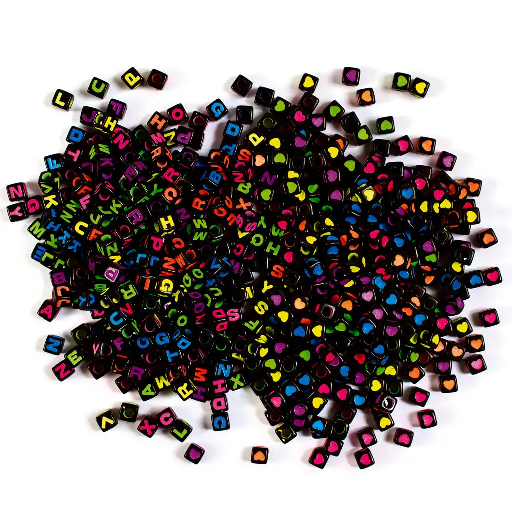 imagen de PlayBox: Conjunto de cuentas negras con letras de 600 piezas 1
