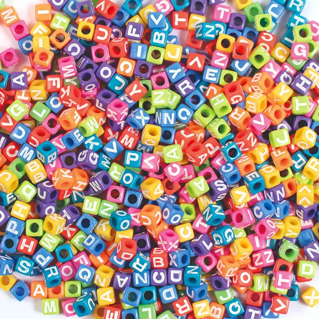 imagen de PlayBox: Conjunto de perlas de letras de colores 300 piezas 7x7x7mm 1