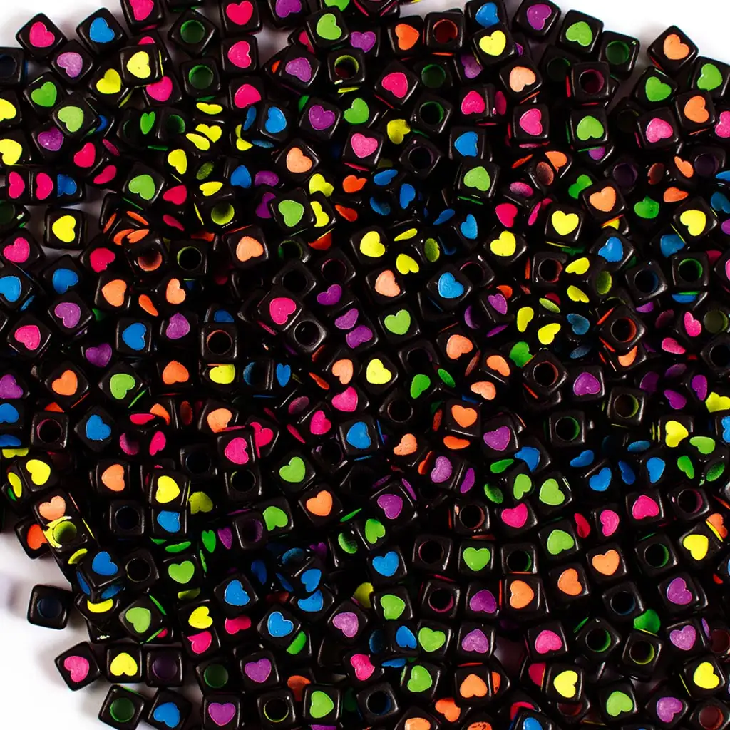 imagen de PlayBox: Conjunto de perlas de plástico negro con corazones 300 piezas 1