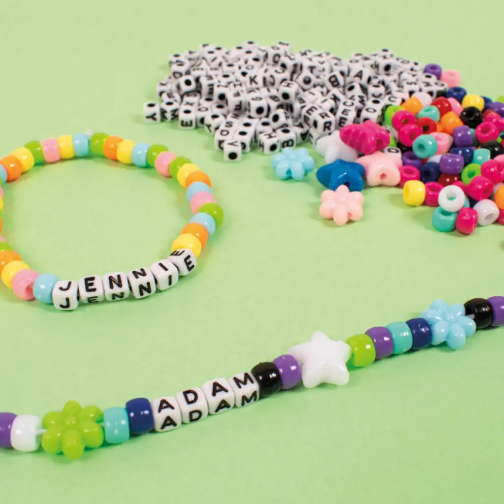 imagen de PlayBox: Paquete de 1000 cuentas de letras mini enhebrables 2