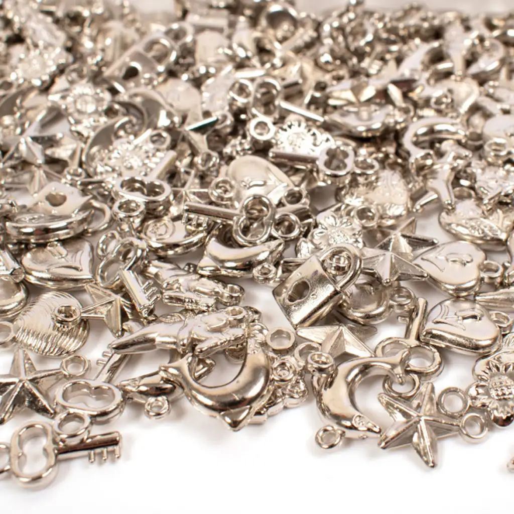 imagen de PlayBox: Paquete de 200 medallas de plástico color plata para ensartar 2
