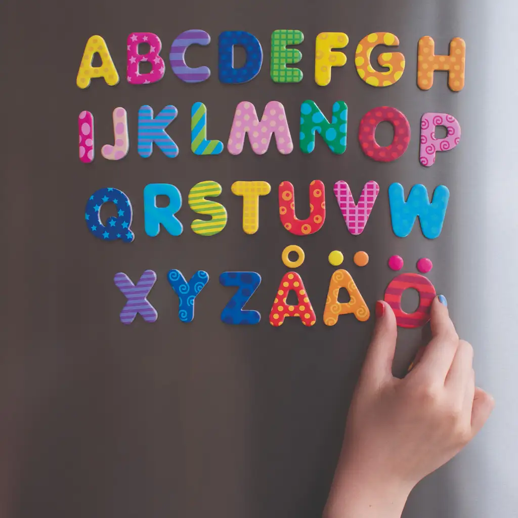 imagen de PlayBox: Set de letras magnéticas de colores de 60 piezas 2