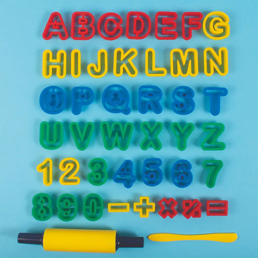 imagen de PlayBox: Set de modelado de plastilina con cortadores y rodillo de 42 piezas 4