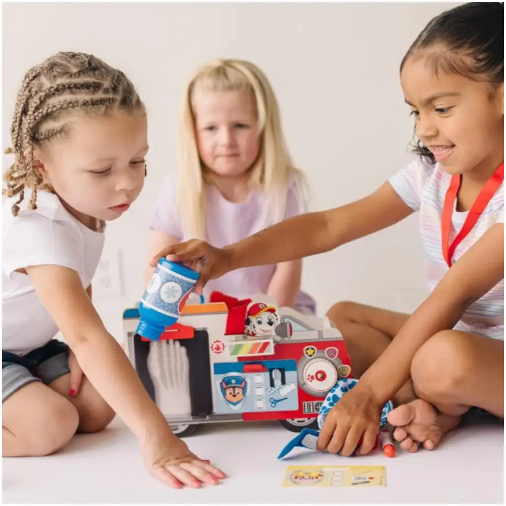 imagen de Set de camión de bomberos de madera Marshall de Paw Patrol con accesorios - Melissa & Dough 4
