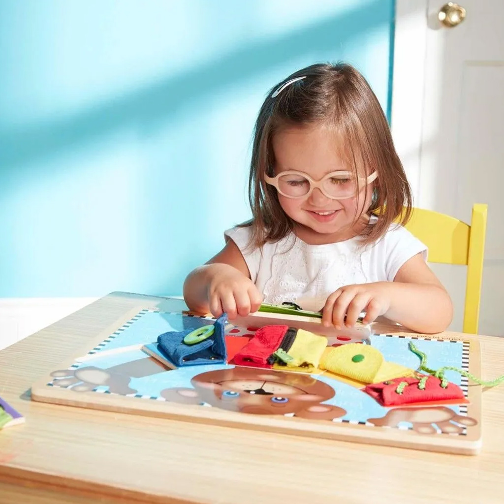 imagen de Tabla de habilidades básicas de madera con osito - Melissa & Doug 3