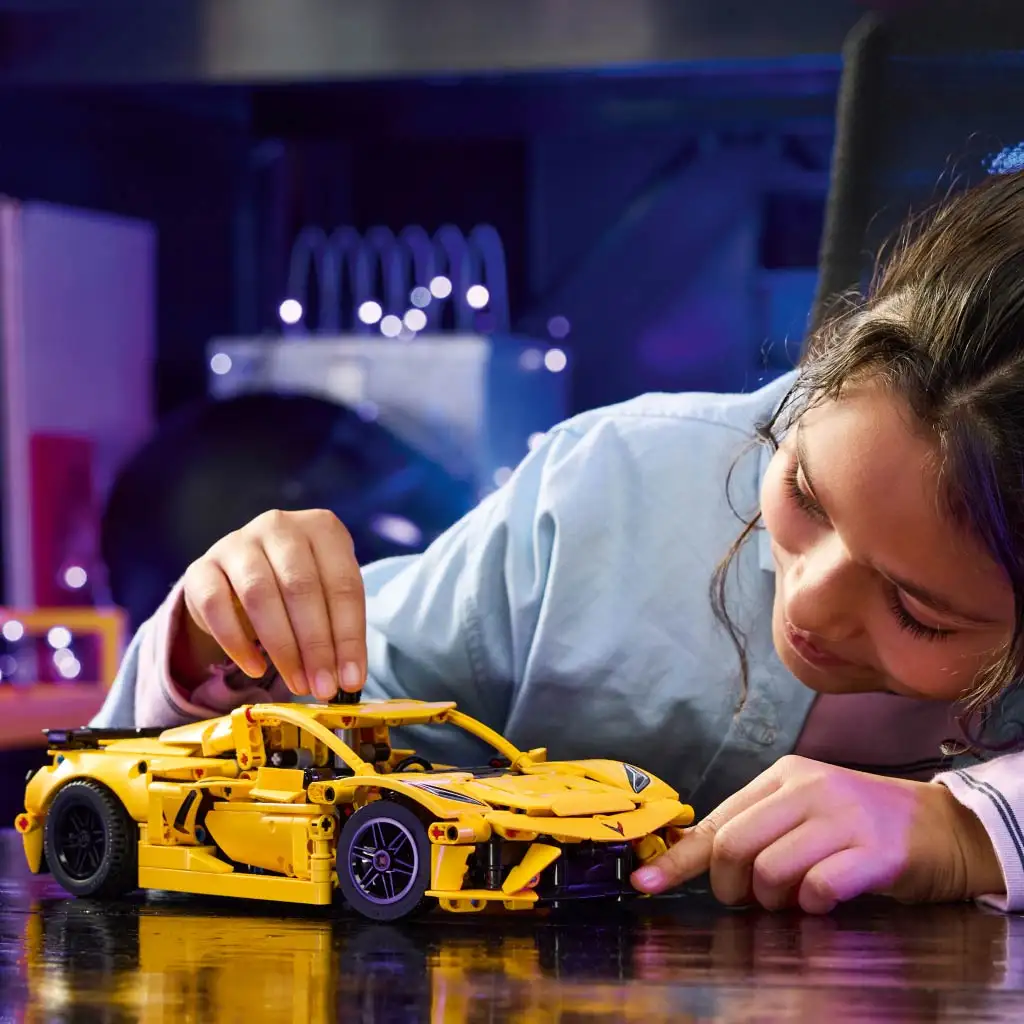 imagen de LEGO® Technic: Chevrolet Corvette Stingray (42205) 4