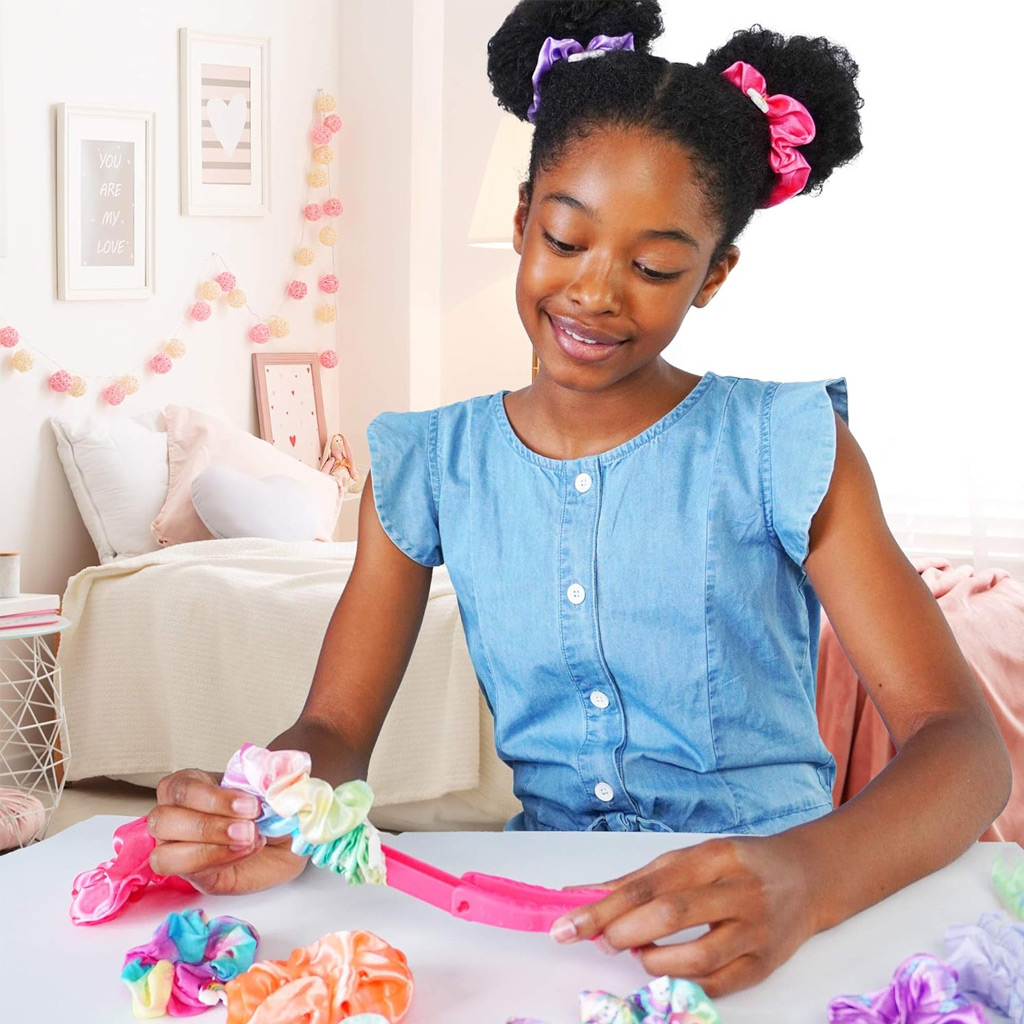 imagen de WeCool: ILY DIY Scruncheeze kit de creación de gomas para el cabello 5
