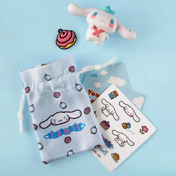 imagen de Hello Kitty: Figura de Cinnamoroll en caja con accesorios de 6 cm 3