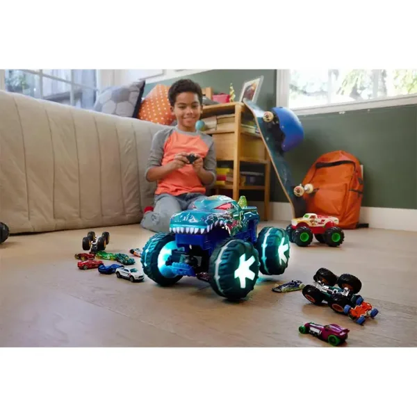 imagen de Hot Wheels Monster Trucks: Coche monstruo interactivo Mega Wrex a control remoto - Mattel 3