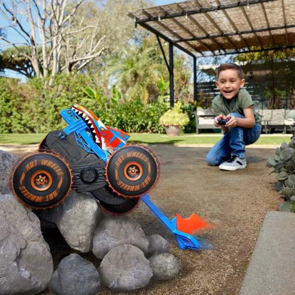 imagen de Hot Wheels Monster Trucks: Mega Tiger Shark RC coche teledirigido - Mattel 3
