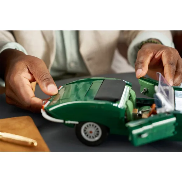 imagen de LEGO® Icons: Jaguar E-Type (11381) 14