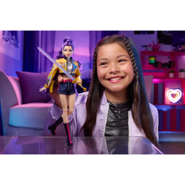 imagen de K-Pop Cazadores de Demonios: Muñeca de moda Rumi con espada – Mattel 3