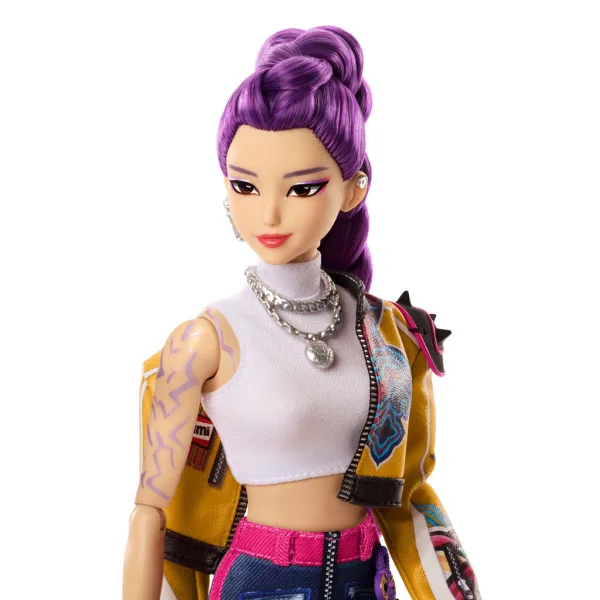 imagen de K-Pop Cazadores de Demonios: Muñeca de moda Rumi con espada – Mattel 4