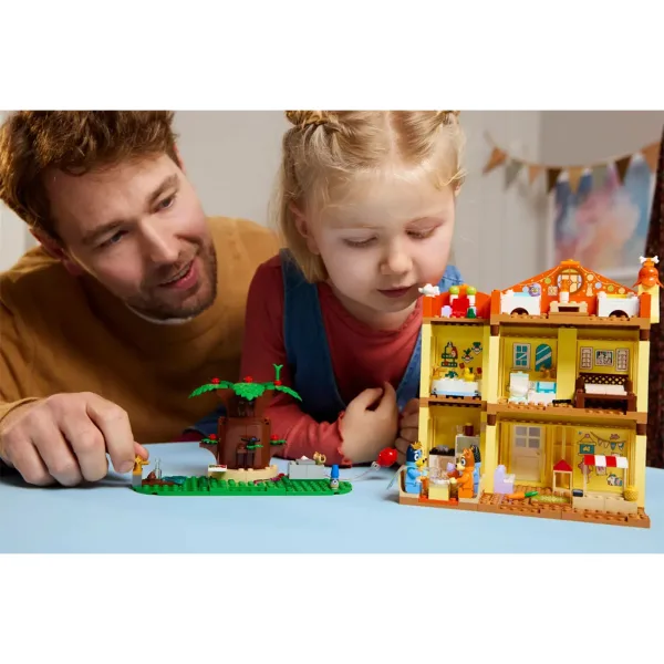 imagen de LEGO® Bluey™: La casa familiar de Bluey (11203) 6