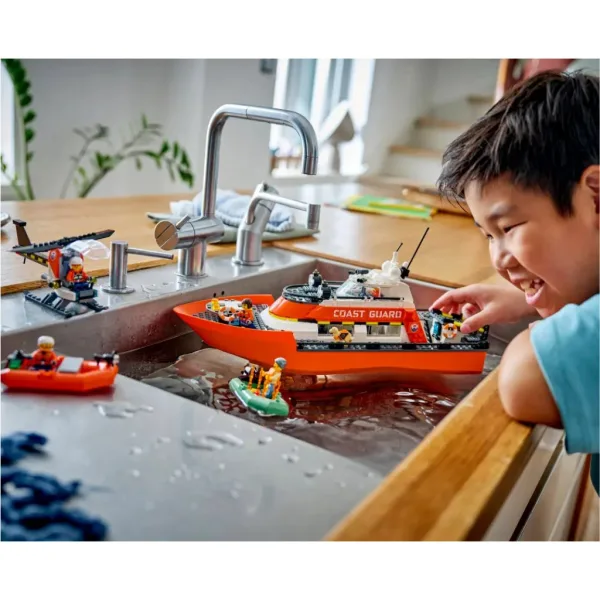 imagen de LEGO® City: Barco de rescate y helicóptero de la policía fluvial (60504) 4