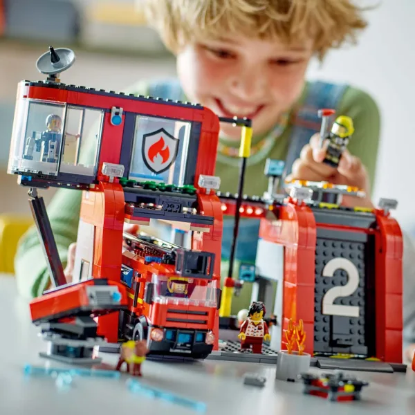 imagen de LEGO® City: Estación de bomberos y camión de bomberos (60414) 5