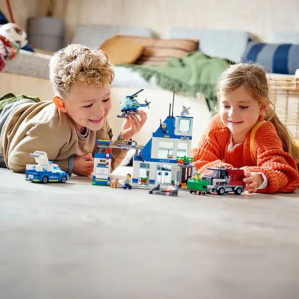 imagen de LEGO® City: Estación de Policía (60316) 3