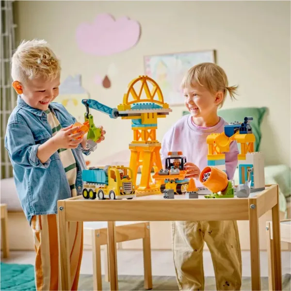 imagen de LEGO® DUPLO®: área de construcción y vehículos de trabajo 3 en 1 (10476) 4