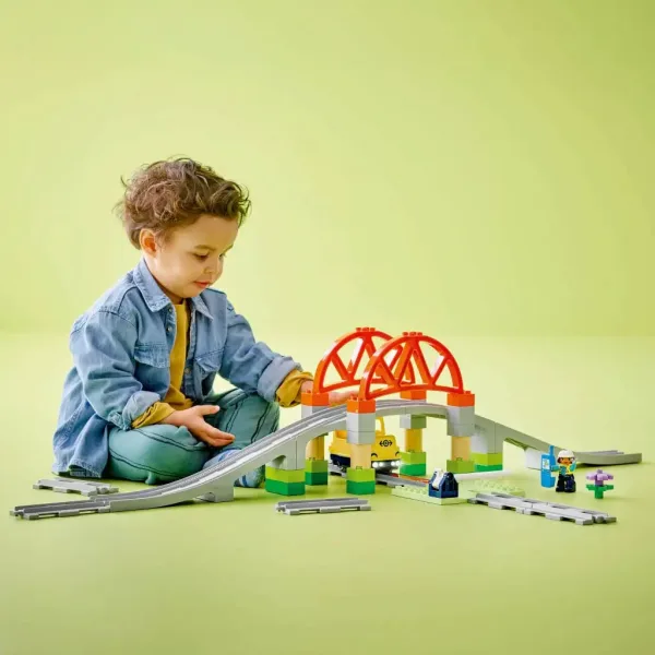imagen de LEGO® DUPLO®: Puente ferroviario y juego de vías (10426) 4