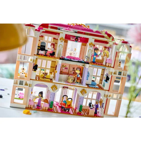 imagen de LEGO® Friends: Gran Hotel de Heartlake City (42704) 8