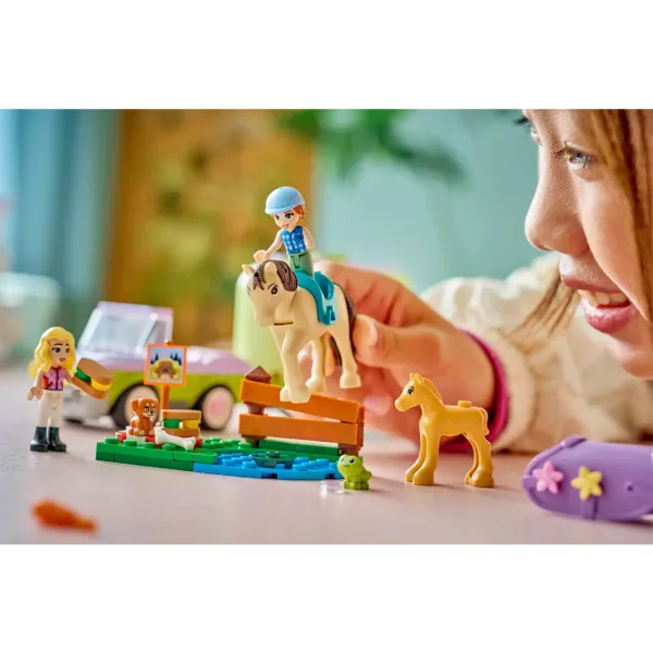 imagen de LEGO® Friends: Remolque para caballos y potros (42695) 8
