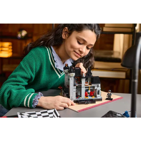 imagen de LEGO® Miércoles: Academia Nevermore (76788) 6