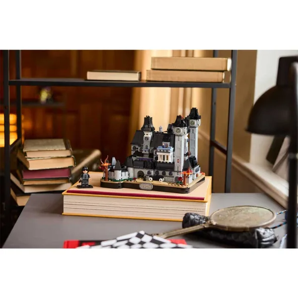 imagen de LEGO® Miércoles: Academia Nevermore (76788) 7