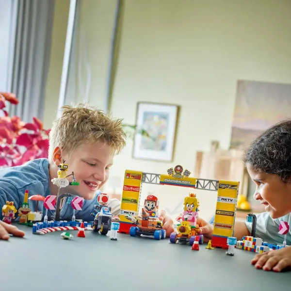 imagen de LEGO® Super Mario™: Mario Kart™ - Baby Peach y el set Grand Prix (72036) 4