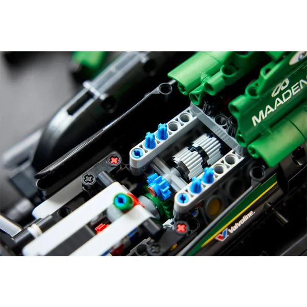 imagen de LEGO® Technic: Aston Martin Aramco AMR25 F1® coche (42240) 10