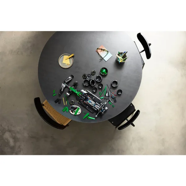 imagen de LEGO® Technic: Aston Martin Aramco AMR25 F1® coche (42240) 8