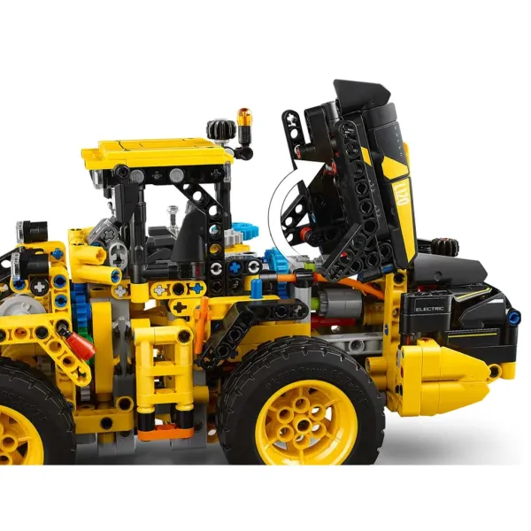 imagen de LEGO® Technic: Cargadora de ruedas eléctrica Volvo L120 (42209) 5