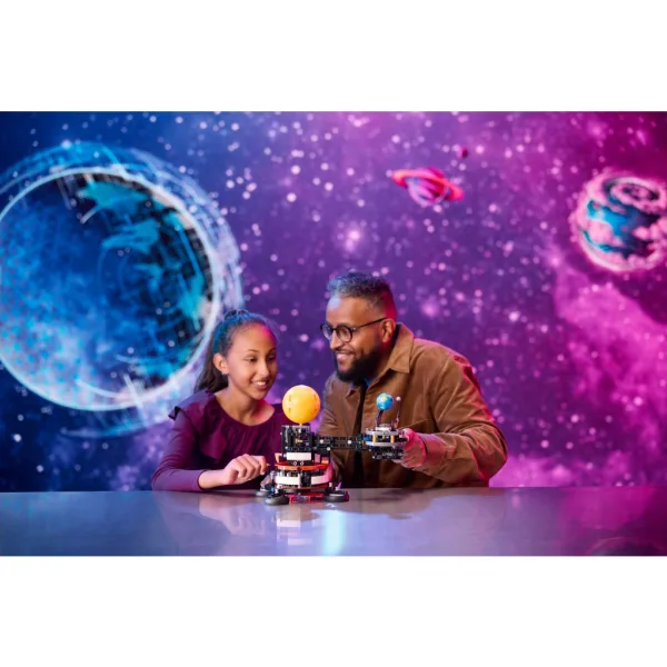 imagen de LEGO® Technic: La Tierra y su Luna en órbita (42179) 5