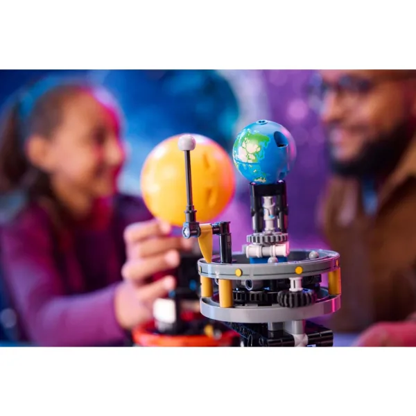 imagen de LEGO® Technic: La Tierra y su Luna en órbita (42179) 6