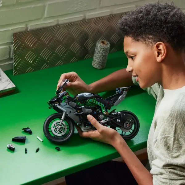 imagen de LEGO® Technic: motocicleta Kawasaki Ninja H2R (42170) 5
